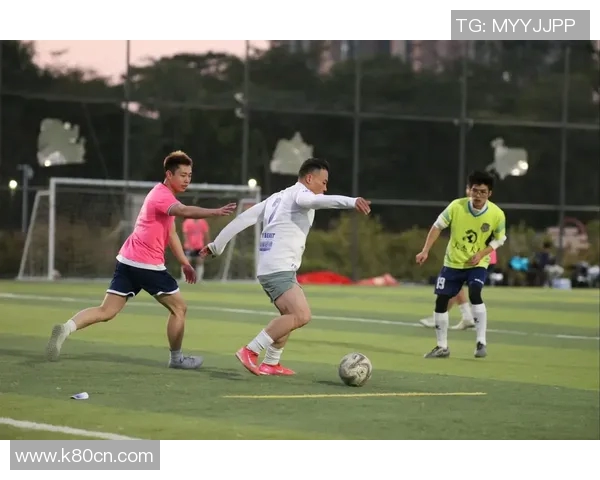 足球明星如何通过个人魅力与成就吸引粉丝和媒体的关注与喜爱